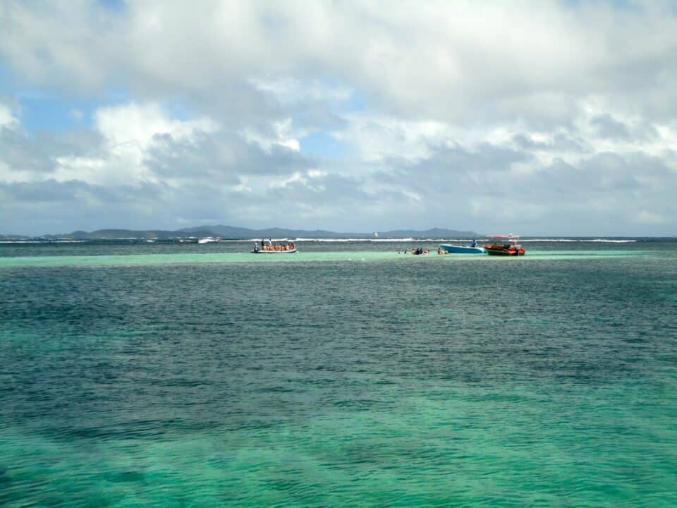 découvrez la beauté envoûtante de la martinique, une île paradisiaque des caraïbes, célèbre pour ses plages de sable blanc, sa culture riche et son ambiance chaleureuse. explorez la nature luxuriante, savourez des mets locaux délicieux et plongez dans l'histoire fascinante de cette destination unique.